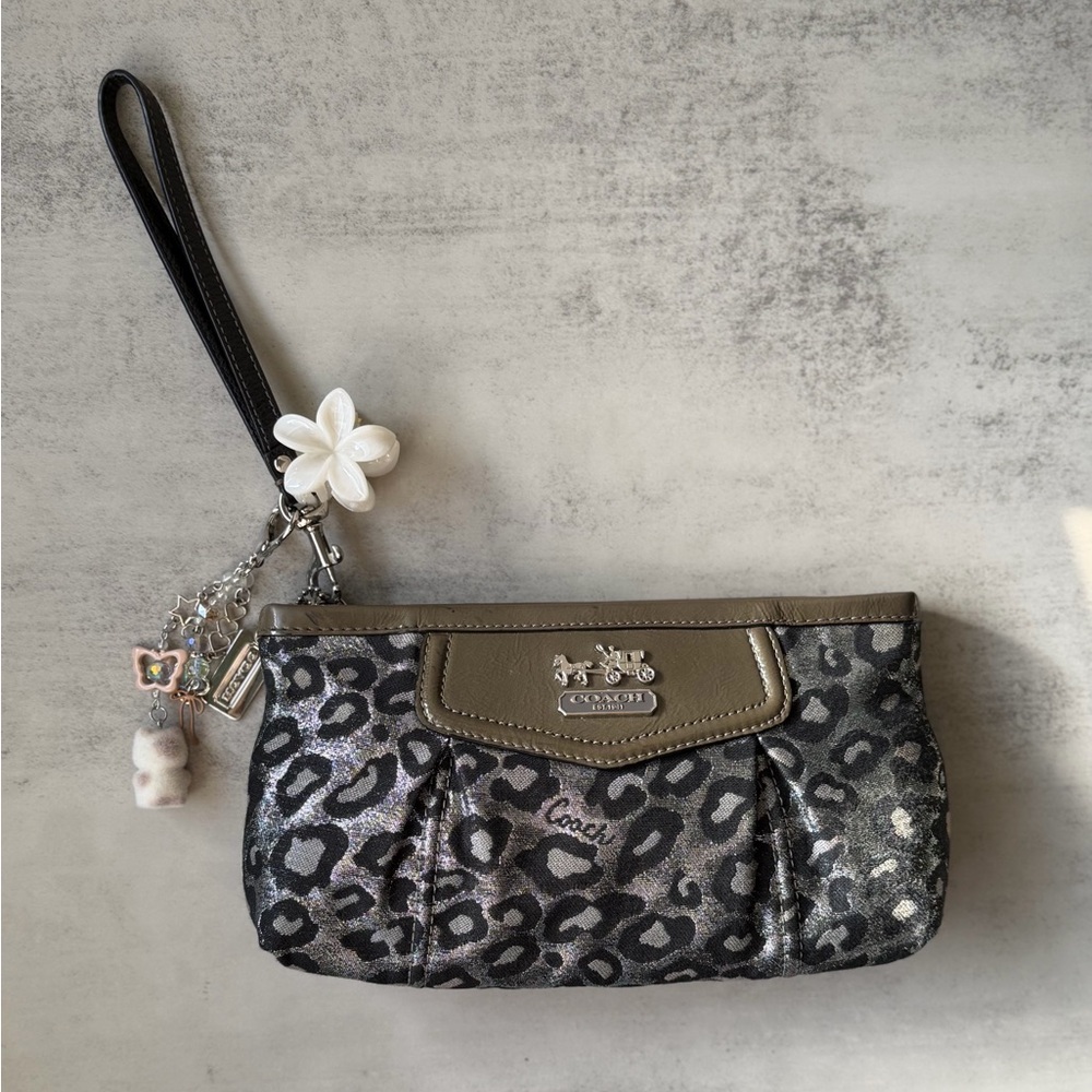 Leopard Coach Clutch Signature Wristlet 🩶
